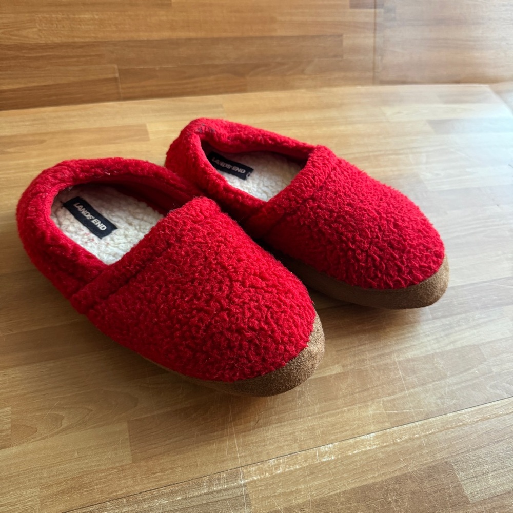 Landsend red unisex slippers size 6 youth